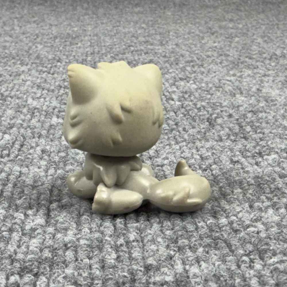 Hasbro Littlest Pet Shop Gray Persian Cat Figure #82 2007 Green Eyes LPS Toy
